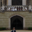 P�ed Schwanzerberskou hrobkou v T�eboni